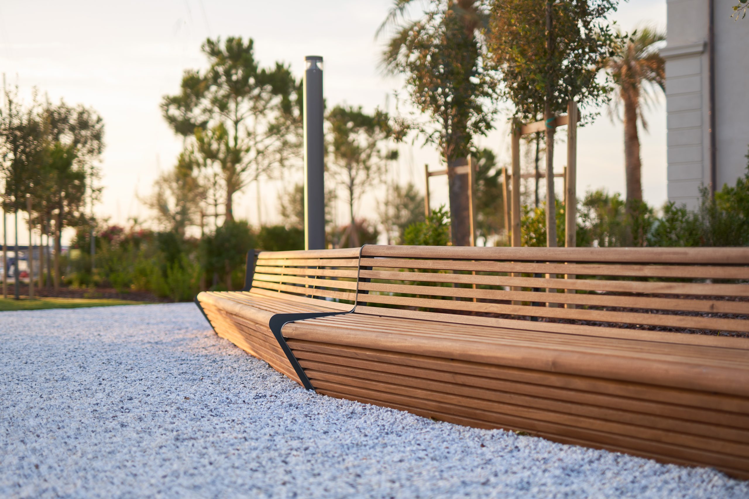 Panchina urbana in legno e acciaio corten modello 3.7 WOODY installata in area pubblica