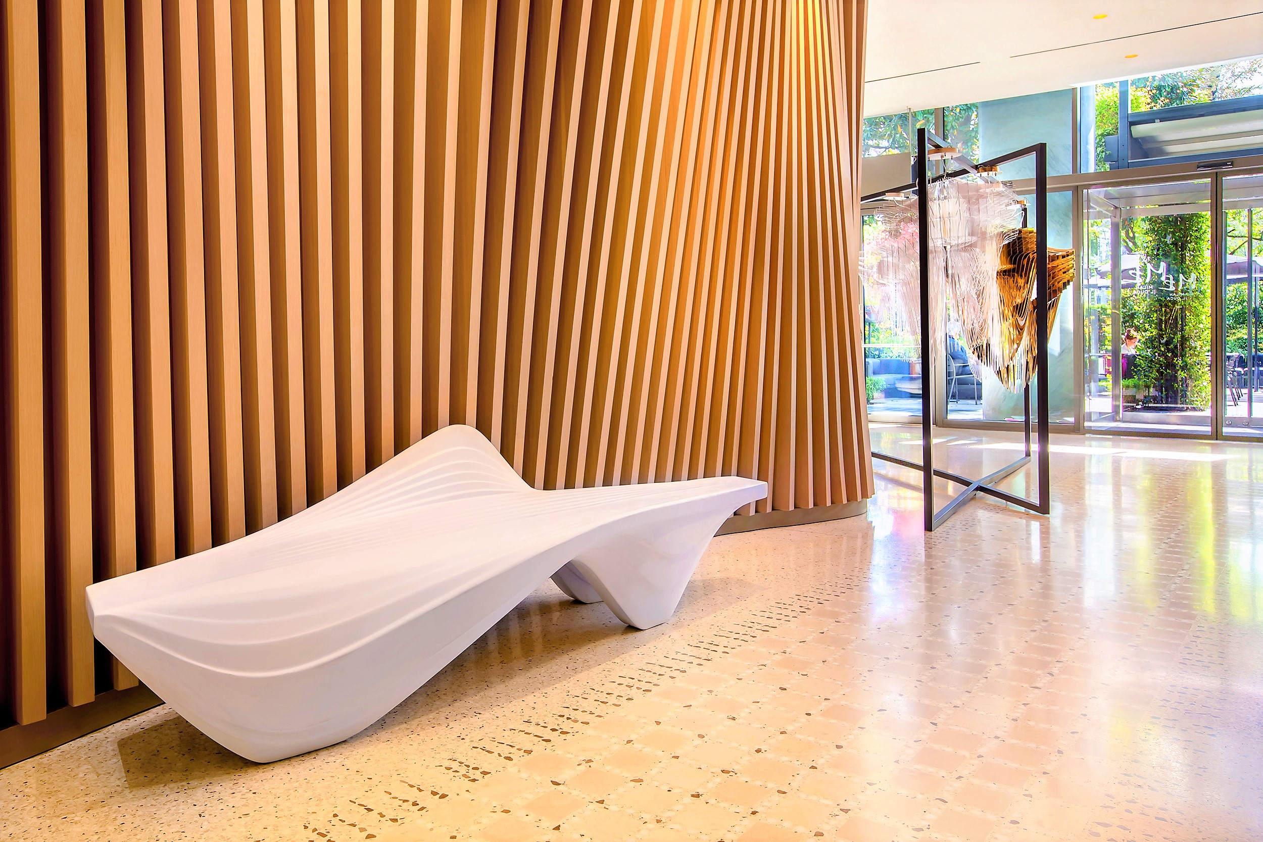 Serac Bench di Zaha Hadid – panchina di design scultoreo in materiale composito esposta in interno